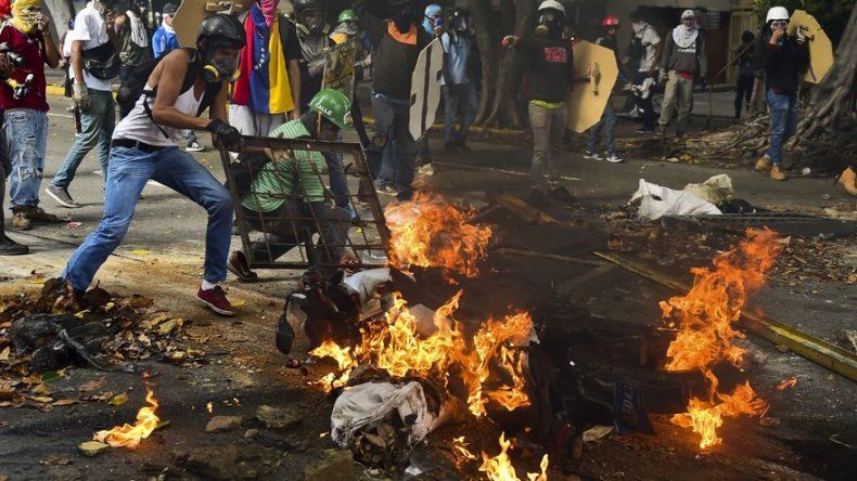 Videos virales muestran destrucción de estatua de Chávez en protestas