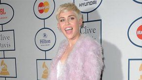 Miley Cyrus juega al Guitar Hero durante sus giras