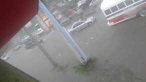 Inundaciones en varios sectores de la capital por fuertes lluvias