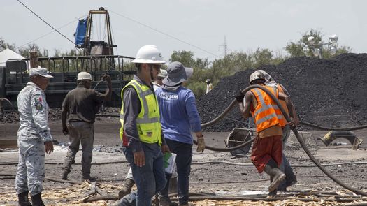 El accidente ocurrió cuando los trabajadores se toparon mientras excavaban con un área contigua llena de agua que al derrumbarse inundó la mina.