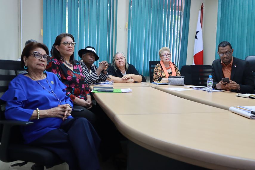 Directores regionales del MEDUCA recopilan datos para completar la organización docente Directores regionales del MEDUCA recopilan datos para completar la organización docente 