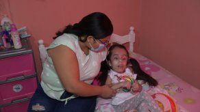 Milagros padece de hidroanencefalia; se madre solicita apoyo para una operación