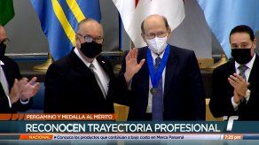 Entregan reconocimiento honorífico al doctor José Manuel Fábrega