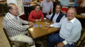 Una partida de dominó en Galicia en agosto de Carlos Slim