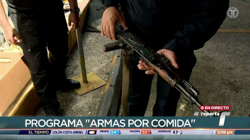 Ciudadanos entregan armas a cambio de bonos de alimentos y medicinas en la 24 de Diciembre