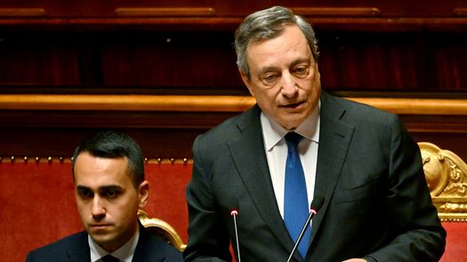 El primer ministro de Italia, Mario Draghi, se dirige a los senadores sobre la crisis del gobierno.