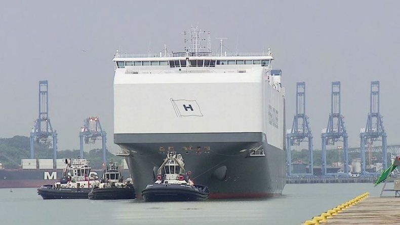 Buque portavehículos más grande del mundo realiza su tránsito por el Canal de Panamá