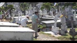 Panameños acuden a cementerios a visitar tumbas de sus difuntos
