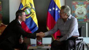 Guaidó dice en Ecuador que no solo busca ayuda
