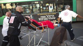 Palestinos apuñalan a mujer de 80 años y a otros dos