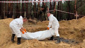 Cientos de tumbas en un bosque cerca de ciudad ucraniana de Izium