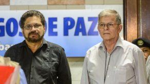 Equipo de gobierno viaja a Cuba para reanudar diálogo con FARC