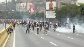 Opositores venezolanos marcharon entre estallidos violentos