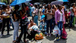 Venezuela dará tarjetas de consumo a los más pobres para productos básicos
