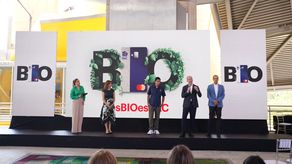 BAC está reemplazando el material de plástico de sus tarjetas actuales por un material de origen natural hecho a base de maíz no comestible, llamado PLA disponible a partir del 10 de marzo en Panamá.