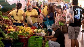Decenas de consumidores aprovecharon este sábado para realizar compras en Merca Panamá