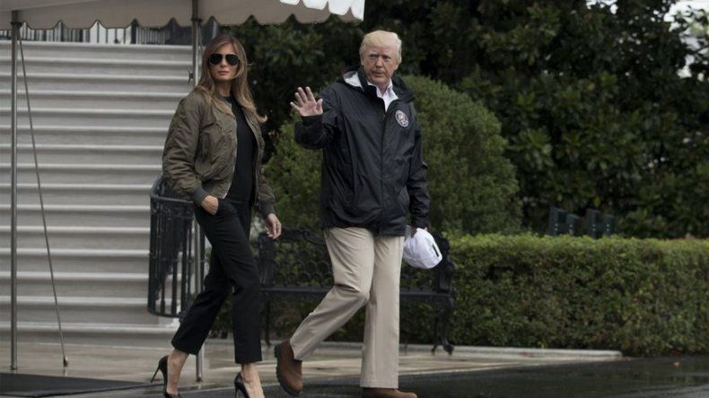 Melania Trump impacta con su look para visitar zonas inundadas por Harvey