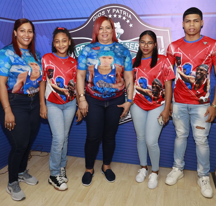 Madre de Atheyna Bylon y otros familiares visitan la Policía Nacional