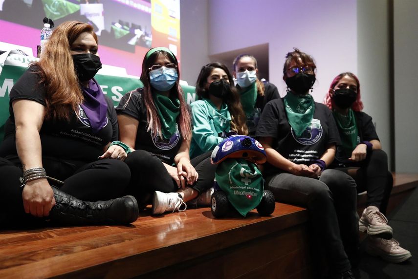 Un grupo de feministas presentan hoy el robot bautizado como RAborta durante una rueda de prensa en el Museo de la Memoria y la Tolerancia
