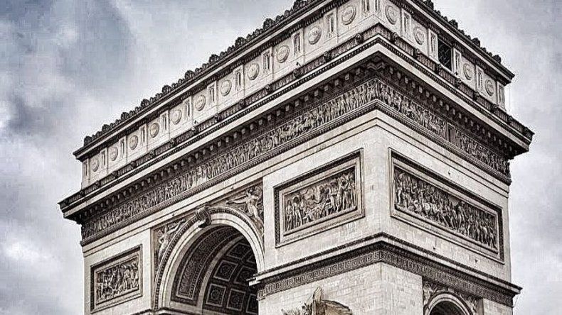 Modelos gorditas desfilan delante la torre Eiffel contra la dictadura de modistas
