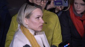 Tribunal ruso multa a mujer que protestó en TV y la deja en libertad