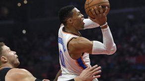 El Thunder gana a Clippers con un triple doble de Westbrook