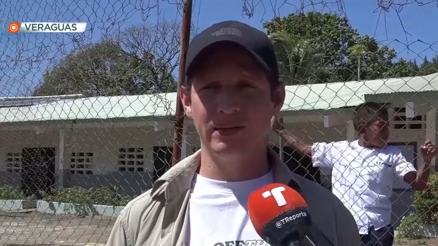 Biólogo de MiAmbiente, Vairon De Garcia.