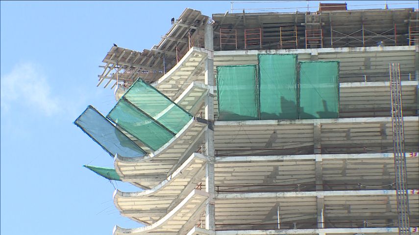 Un ayudante ganará 890.00 dólares al mes a razón de 48 horas semanales.