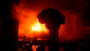 Bangladés: Gigantesca explosión en depósito de contenedores deja decenas de muertos