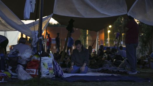 El capítulo holandés de Médicos Sin Fronteras envió a un delegación al campamento de migrantes para ofrecerles atención médica.