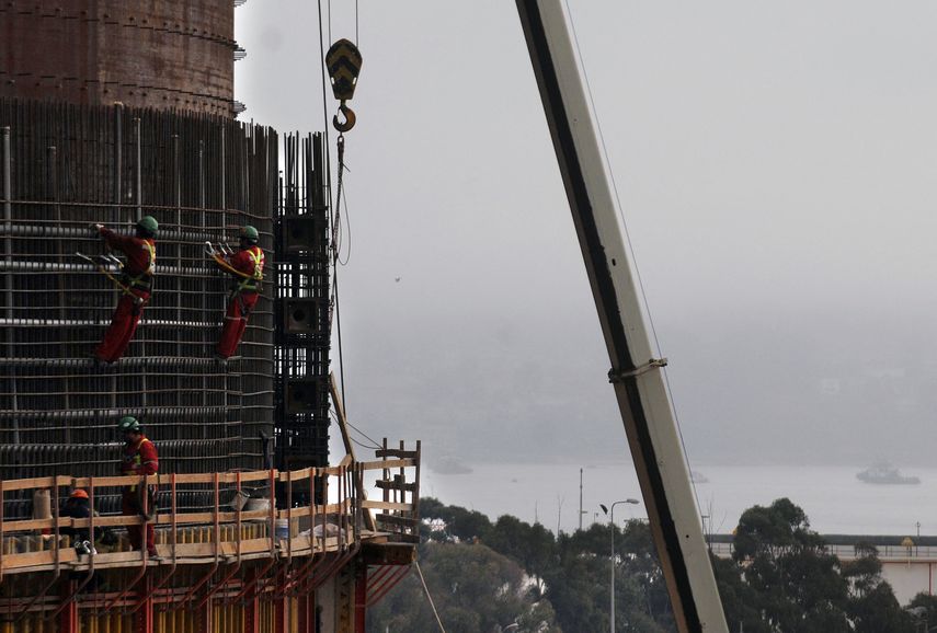 Foto de archivo de trabajadores en una planta de gas natural ubicada en Quintero