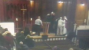 Sacerdote es apuñalado en una misa transmitida en vivo en iglesia de Canadá
