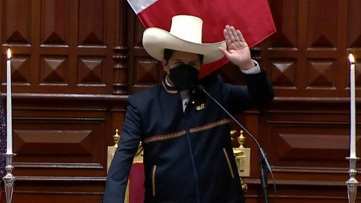 El presidente de Perú cumple un año en el poder cercado por la justicia