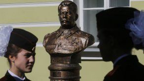 Develan busto de Stalin en Moscú