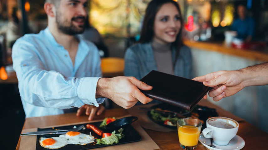 ¿Qué hago si recargan la propina en la cuenta final sin consultarlo?