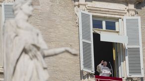 Esta práctica, desafortunadamente común en muchas regiones del mundo, humilla la dignidad de las mujeres y ataca gravemente su integridad física”, expresó el papa.