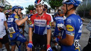 Jakobsen gana en la foto finish mientras los favoritos velan armas