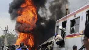 Tren choca en Yakarta deja 5 muertos y casi 100 heridos
