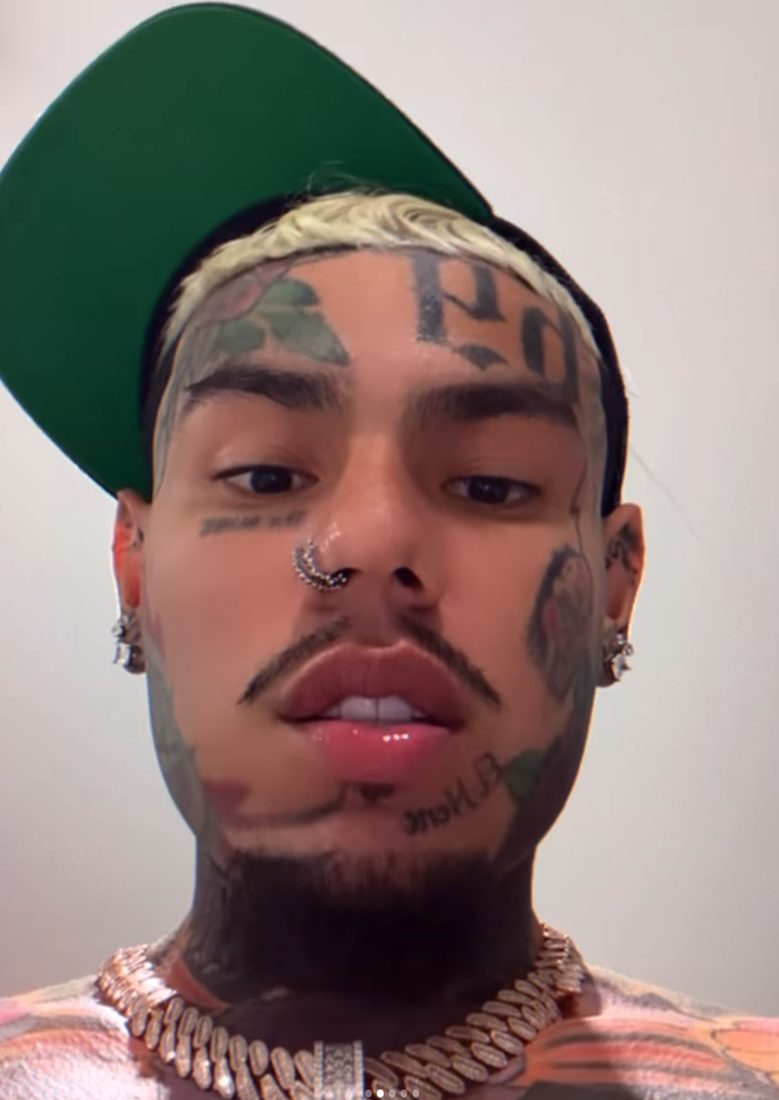 Tekashi 6ix9ine reaparece con cambio de look. Tekashi 6ix9ine reaparece con cambio de look.