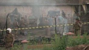 Mueren 18 personas al caer un avión militar en un área residencial de Pakistán