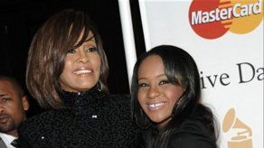 Hija de Whitney Houston lleva anillo de su madre