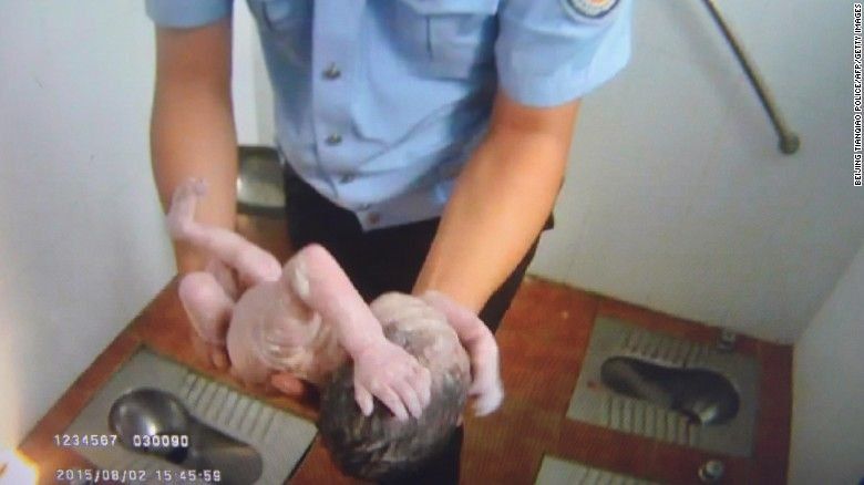 La policía de Pekín rescata a un bebé arrojado a un urinario público