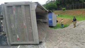 Camión se vuelca en Loma Campana