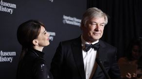 Alec Baldwin pierde la paciencia y le tira el celular a una activista