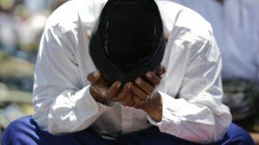 Musulmanes rezan en ciudad de Indonesia sacudida por sismo