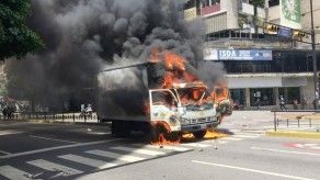 Incendian camión en Venezuela en protesta