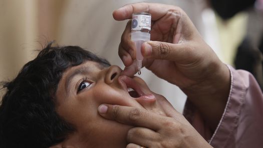 La mayoría de la población en Gran Bretaña recibe la vacuna contra polio en la infancia.