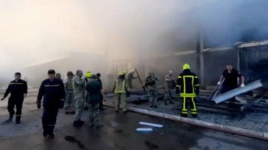 Un misil ruso deja al menos una decena de muertos en un centro comercial de Ucrania