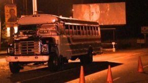 Sorprenden a tres estudiantes de juerga en un diablo rojo