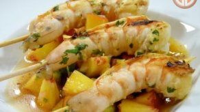 Brochetas de camarón con salsa de nectarinas